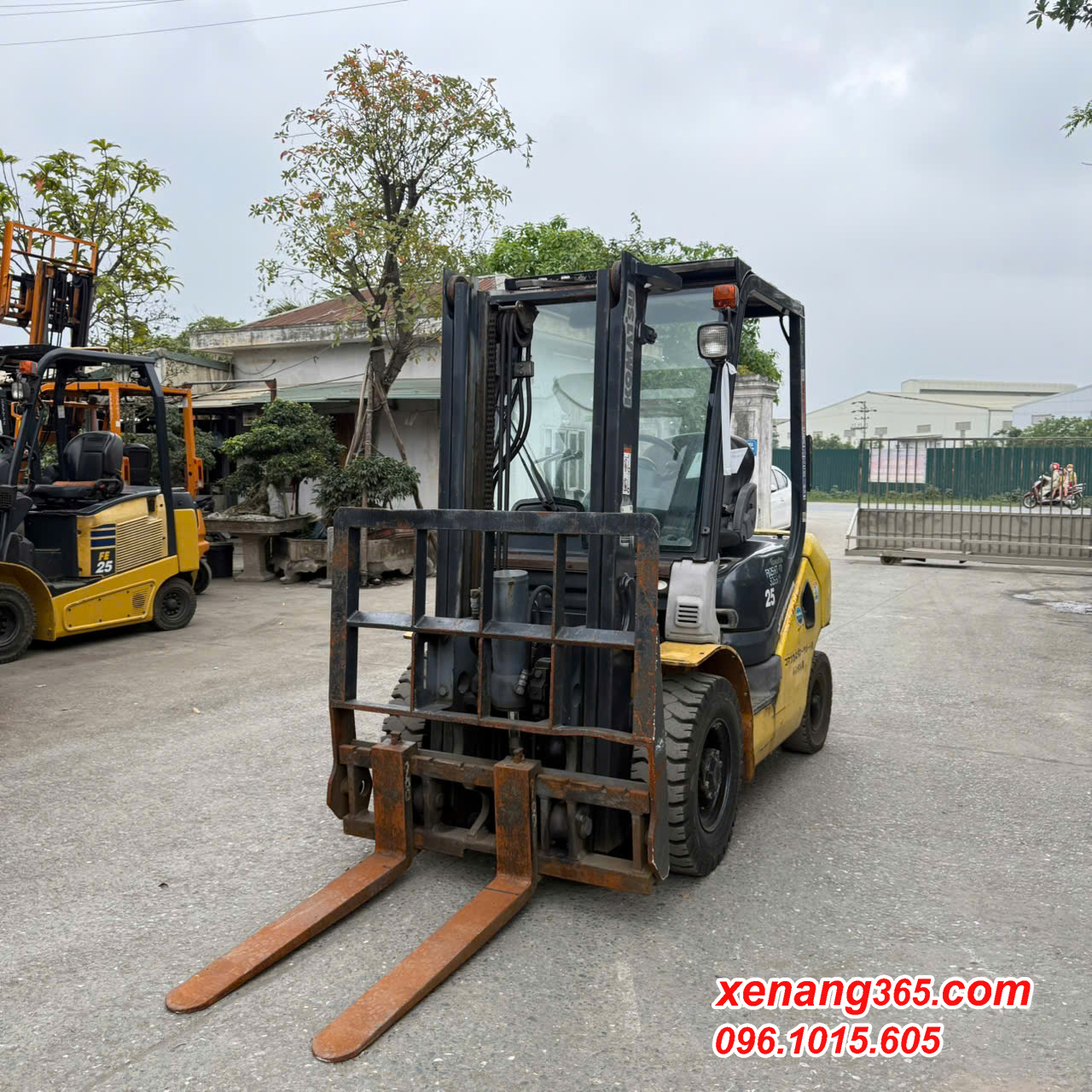 Mặt trước xe nâng dầu 2.5 tấn komatsu FD25HT-17