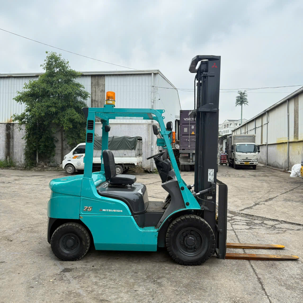 Mặt bên xe nâng dầu 2.5 tấn Mitsubishi FD25T-F18C-51151