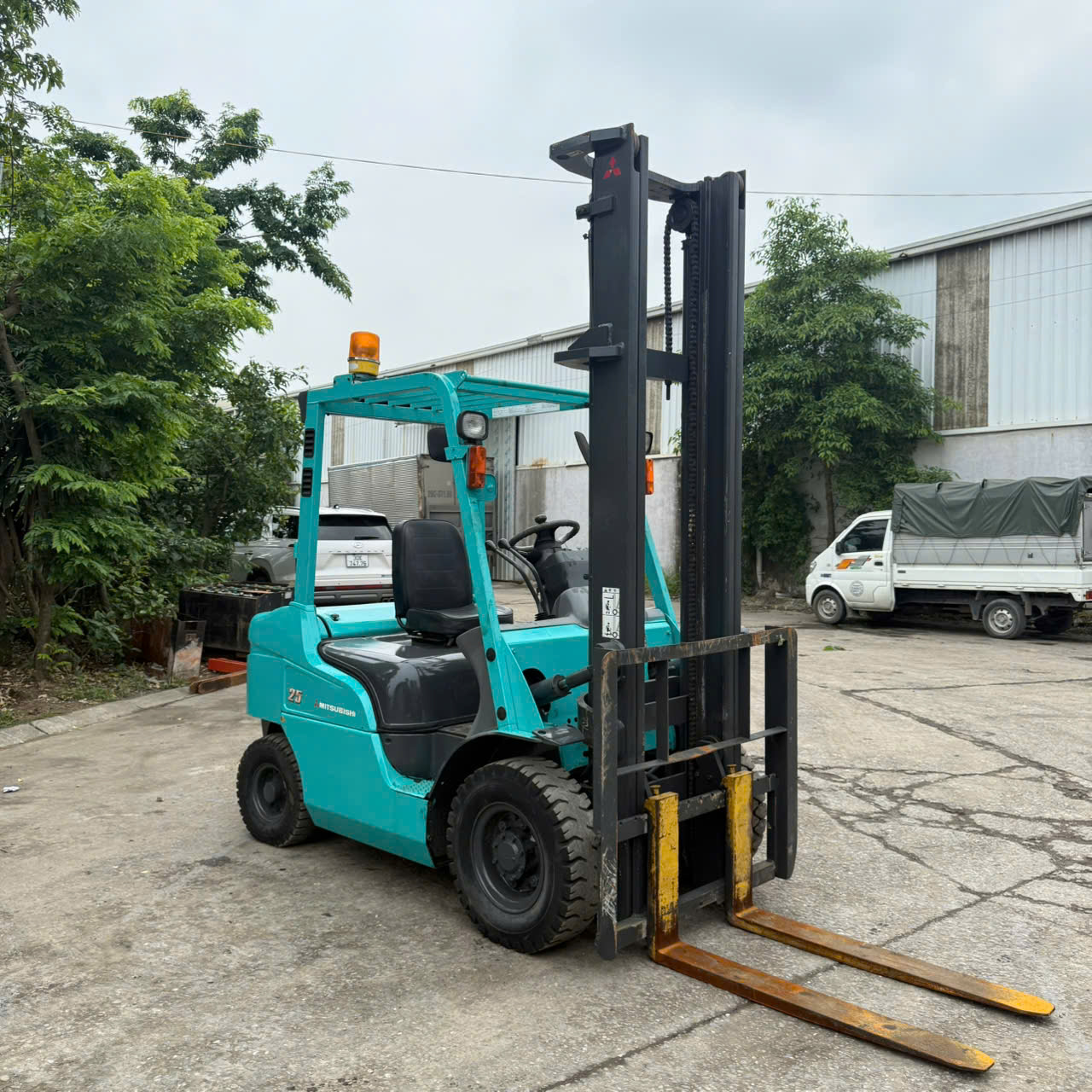 Mặt trước xe nâng dầu 2.5 tấn Mitsubishi FD25T-F18C-51151