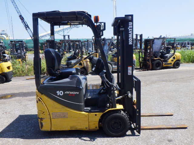 Mặt bên xe nâng điện ngồi lái 1 tấn xe-nang-ngoi-lai-1-tan-Komatsu-FB10M-12