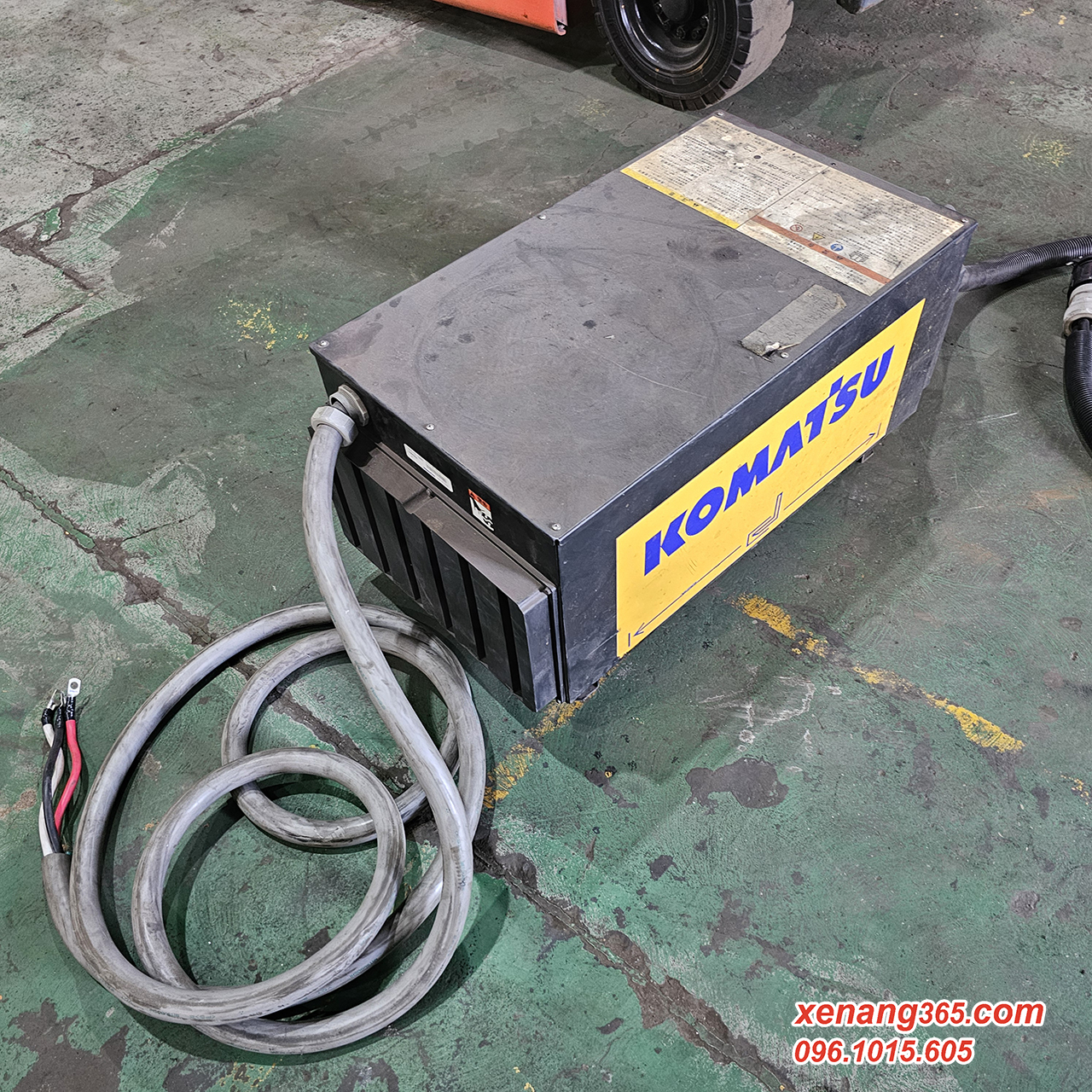 Bộ sạc xe nâng điện 2.5 tấn và 3 tấn Komatsu FE25-2, FE30-2 hàng bãi theo xe chất lượng cao – Komatsu forklift charger Bộ sạc xe nâng điện 2.5 tấn và 3 tấn Komatsu FE25-2, FE30-2