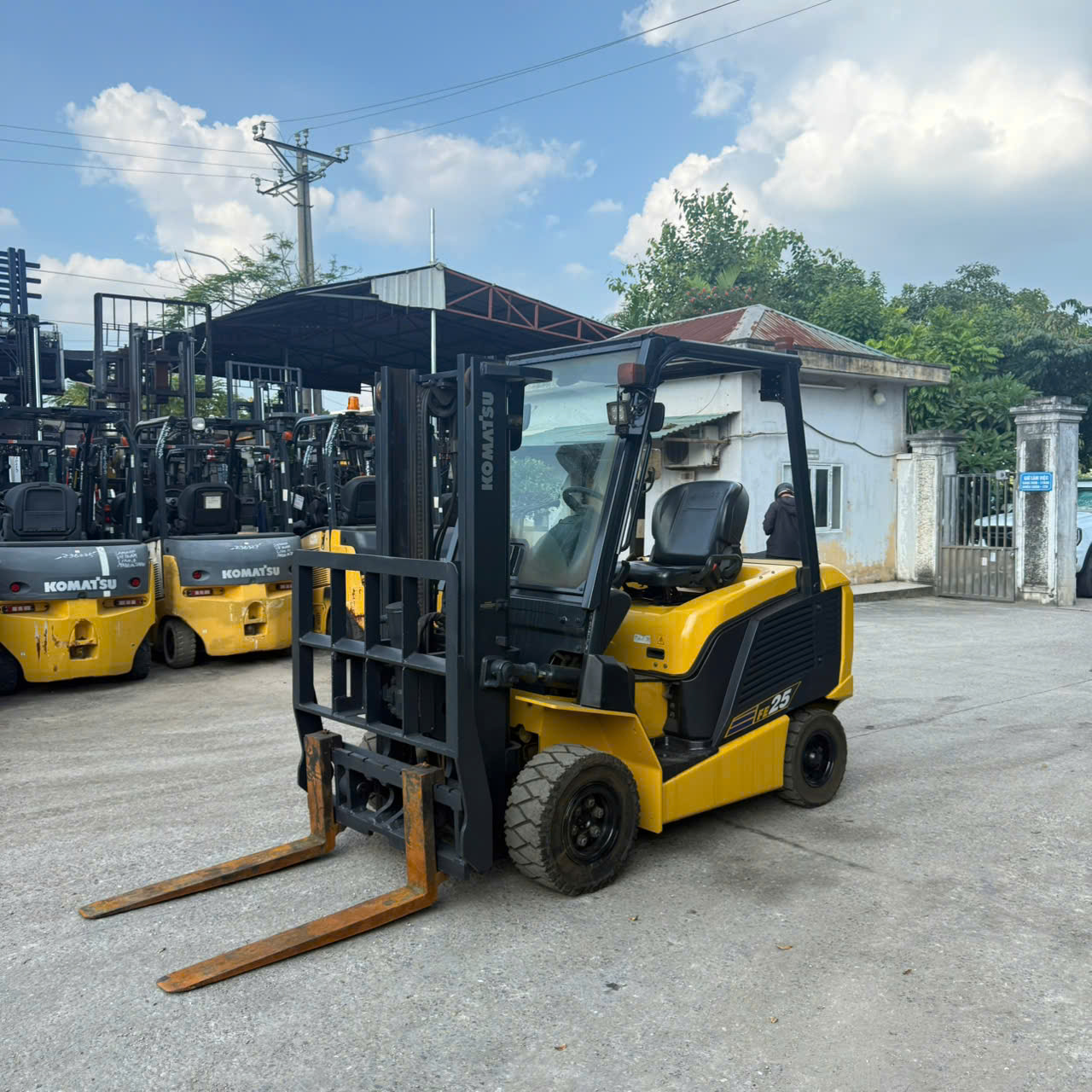 Xe nâng điện 2.5 tấn Komatsu FE25-2-gật gù