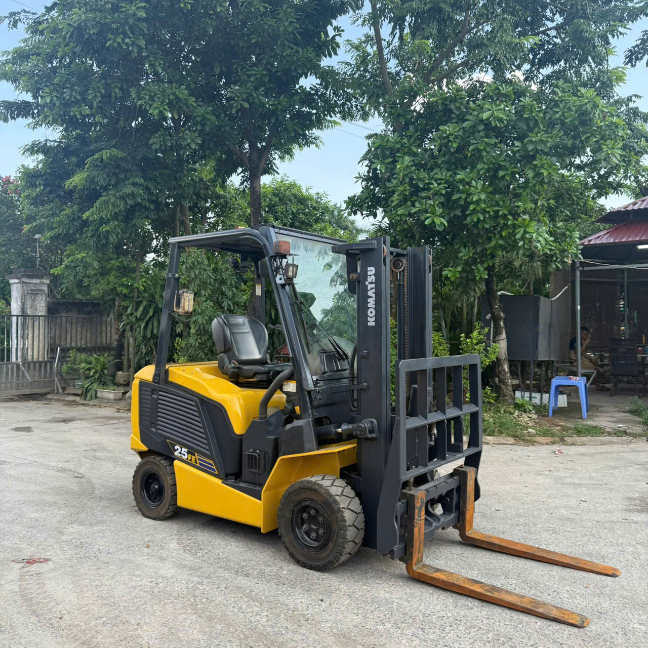 Xe nâng điện 2.5 tấn Komatsu FE25-2-gật gù
