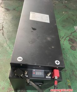 Bình điện lithium cho xe nâng điện đứng lái 1 tấn, 1.3 tấn, 1.5 tấn, 1.8 tấn Komatsu, Toyota, Nichiyu, Sumitomo là một lựa chọn rất hợp lý giành cho khách hàng có nhu cầu sử dụng lâu dài trong ngày. Bình Lithium dung lượng lớn cho phép xả sâu giúp cho xe nâng có thể làm việc lâu dài. Bình Lithium mang lại cho khách hàng sự tiện dụng để tập trung làm việc.