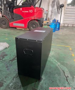 Bình điện lithium cho xe nâng điện đứng lái 1 tấn, 1.3 tấn, 1.5 tấn, 1.8 tấn Komatsu, Toyota, Nichiyu, Sumitomo là một lựa chọn rất hợp lý giành cho khách hàng có nhu cầu sử dụng lâu dài trong ngày. Bình Lithium dung lượng lớn cho phép xả sâu giúp cho xe nâng có thể làm việc lâu dài. Bình Lithium mang lại cho khách hàng sự tiện dụng để tập trung làm việc.