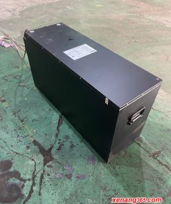 Bình điện lithium cho xe nâng điện đứng lái 1 tấn, 1.3 tấn, 1.5 tấn, 1.8 tấn Komatsu, Toyota, Nichiyu, Sumitomo là một lựa chọn rất hợp lý giành cho khách hàng có nhu cầu sử dụng lâu dài trong ngày. Bình Lithium dung lượng lớn cho phép xả sâu giúp cho xe nâng có thể làm việc lâu dài. Bình Lithium mang lại cho khách hàng sự tiện dụng để tập trung làm việc.