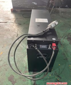 Bình điện lithium cho xe nâng điện đứng lái 1 tấn, 1.3 tấn, 1.5 tấn, 1.8 tấn Komatsu, Toyota, Nichiyu, Sumitomo là một lựa chọn rất hợp lý giành cho khách hàng có nhu cầu sử dụng lâu dài trong ngày. Bình Lithium dung lượng lớn cho phép xả sâu giúp cho xe nâng có thể làm việc lâu dài. Bình Lithium mang lại cho khách hàng sự tiện dụng để tập trung làm việc.