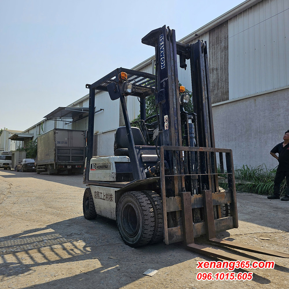 Xe nâng dầu 1 tấn Komatsu FD10D-15 cao 5m tháp chui công Xe nâng dầu 1 tấn Komatsu FD10D-15