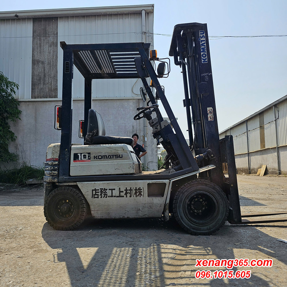 Xe nâng dầu 1 tấn Komatsu FD10D-15 cao 5m tháp chui công Xe nâng dầu 1 tấn Komatsu FD10D-15