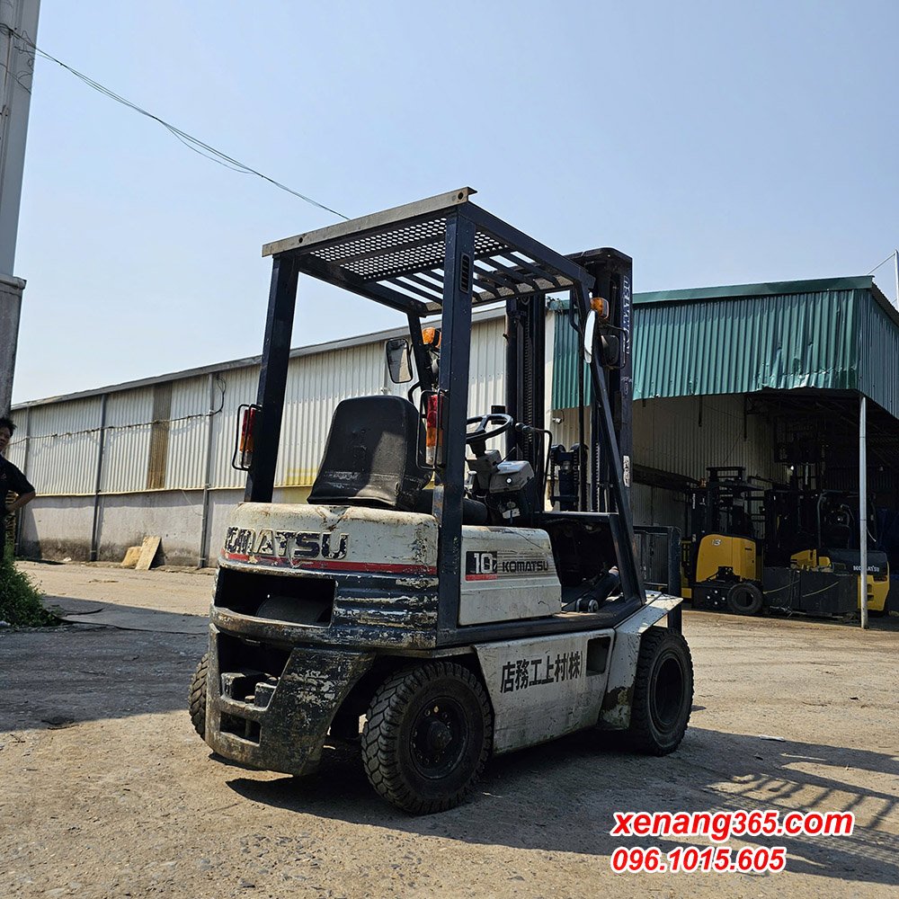 Xe nâng dầu 1 tấn Komatsu FD10D-15 cao 5m tháp chui công Xe nâng dầu 1 tấn Komatsu FD10D-15