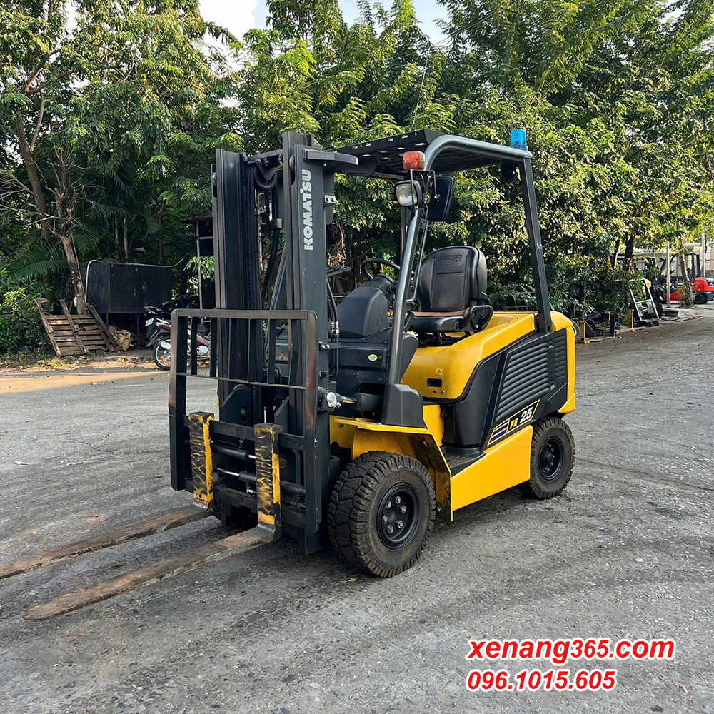 xe nâng điện 2.5 tấn Komatsu FE25-2 dịch càng